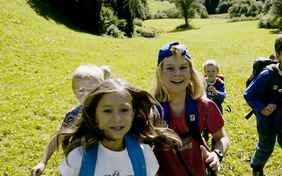 Naturforscher und kleine Wanderer kommen bei Touren im Pflerschtal auf ihre Kosten. - Foto: Bernhard Huber